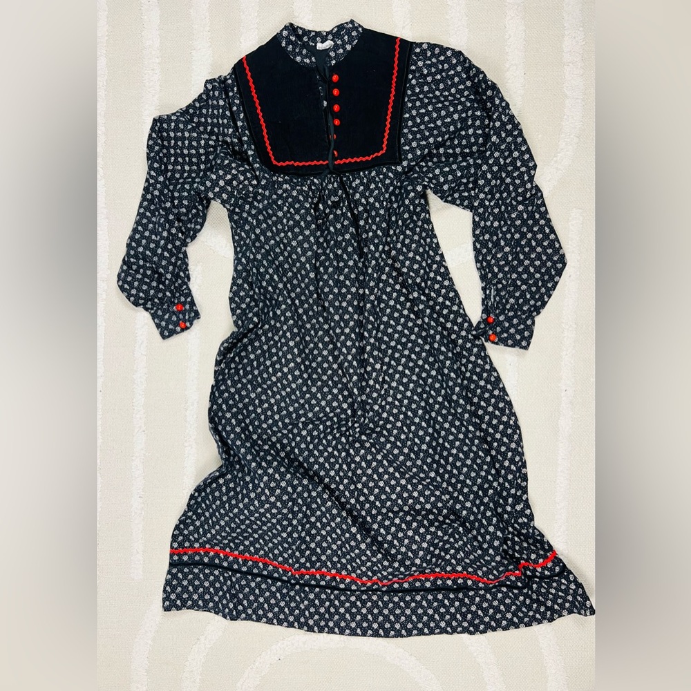Vintage 1970s Black & White Floral Prairie Dress – Black Corduroy Bib Collar–M/L